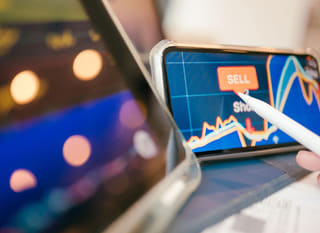 Trader die opties op Bitcoin, Ethereum en forexmarkten onder de loep neemt