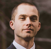 Portret van Thomas Whitfield, analist in de crypto markt en handelsexpert
