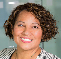 Portret van Claire Ashford, hoofd van de afdeling financiële regelgeving en compliance
